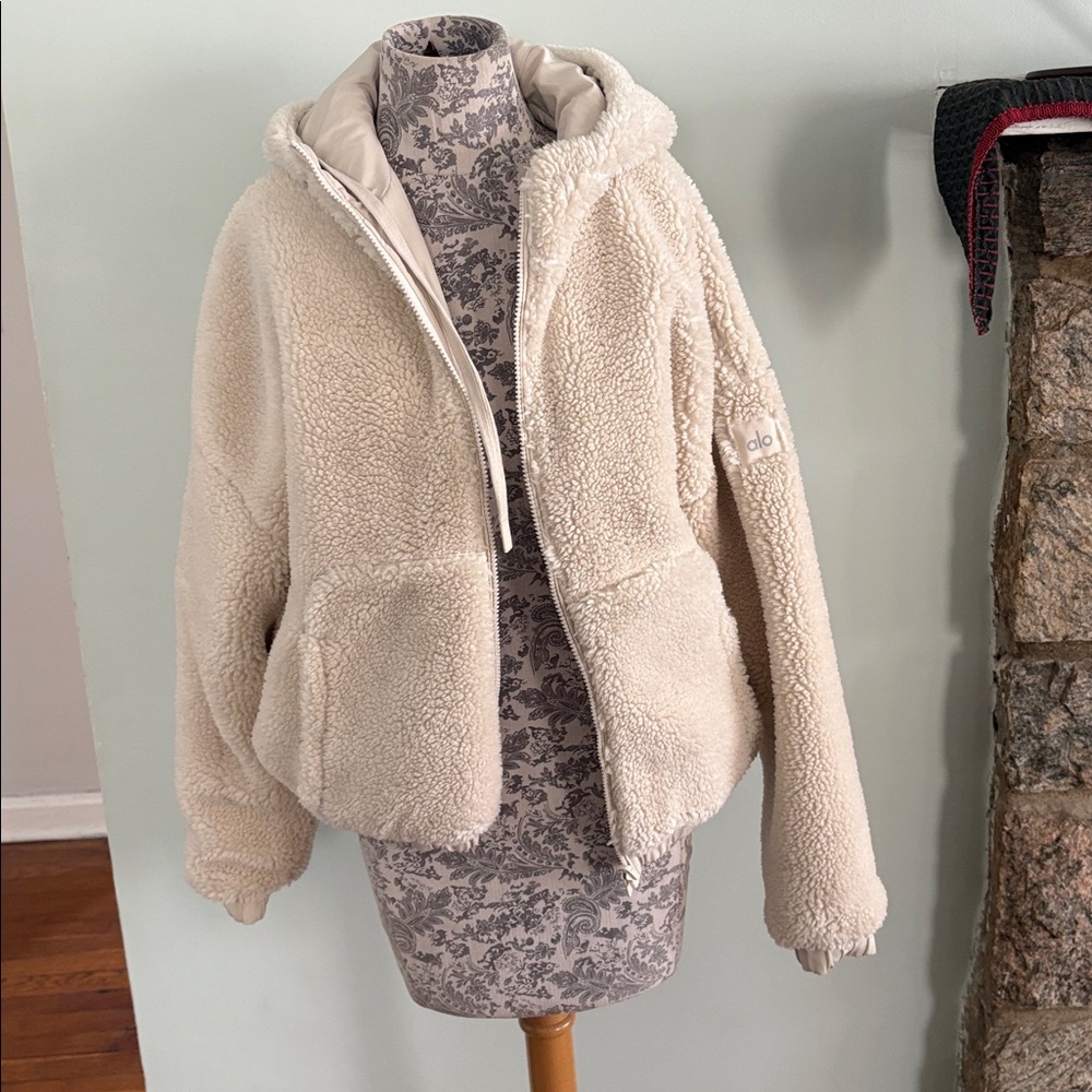 Alo Reversible Sherpa Windbreaker - Picture 9 of 13